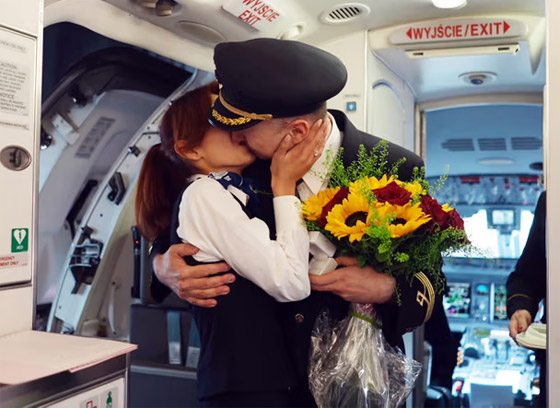 حب بين الغيوم: طيار يتقدم للزواج من مضيفة طيران أمام الركاب (فيديو وصور) صورة رقم 9