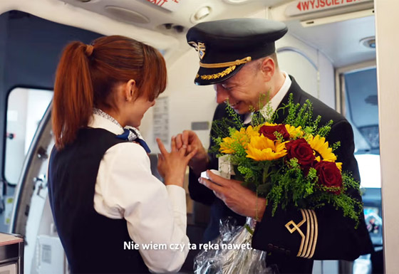 حب بين الغيوم: طيار يتقدم للزواج من مضيفة طيران أمام الركاب (فيديو وصور) صورة رقم 10