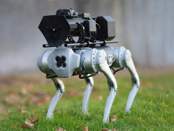 أول كلب آلي في العالم يحمل قاذفا للهب على ظهره.. فيديو وصور صورة رقم 2