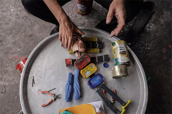 بالصور: صانع دمى من فلسطين المحروقة يصنعها من علب المعلبات صورة رقم 7