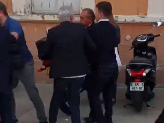 فيديو: سياسي فرنسي يضرب سيدة بعد رشقه بالبيض صورة رقم 6
