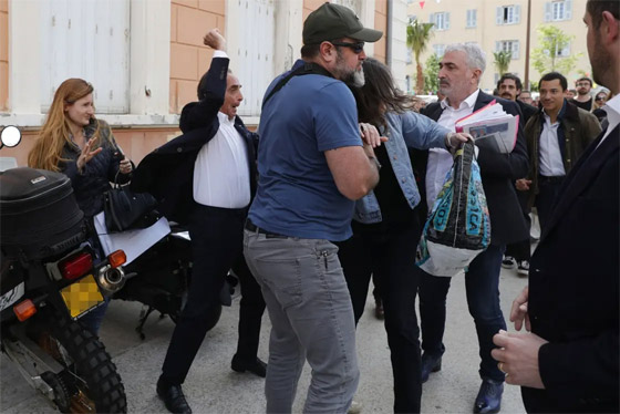 فيديو: سياسي فرنسي يضرب سيدة بعد رشقه بالبيض صورة رقم 2