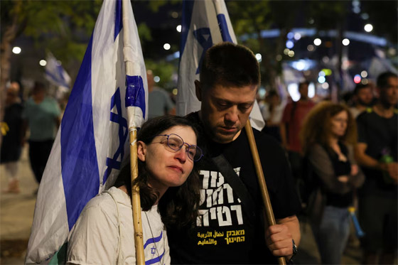 فيديو: المتظاهرون يعودون إلى شوارع إسرائيل للمطالبة بإعادة الرهائن صورة رقم 6