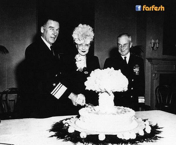 صورة قديمة لإحتفال ضباط أمريكان بنجاح عملية القاء القنبلة الذرية على اليابان المثير في الصورة هو تصميم الكيكة