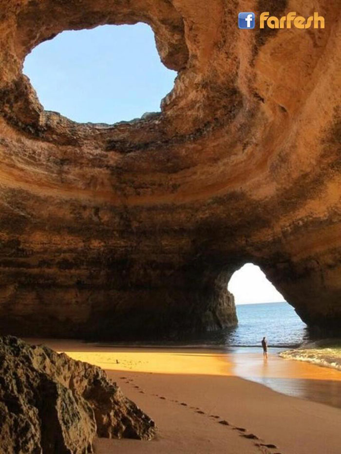 كهوف البحر الرائعة على شاطئ بيناجيل بالبرتغال