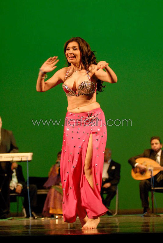 الراقصة دينا لفرفش: أي فضيحة في حفل عمرو دياب وهيفاء وهبي؟  صورة رقم 17