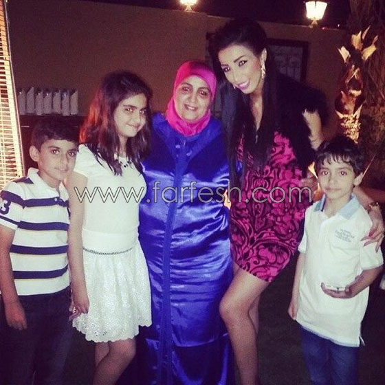 صور النجمة دنيا بطمة في عيد ميلادها مع زوجها وابنته حلا الترك صورة رقم 2