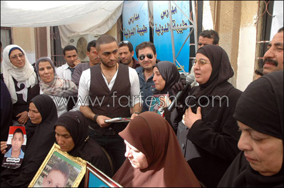 بالصور.. تامر حسني يكرّم أسر الشهداء وسط حالة من الشجن! صورة رقم 7