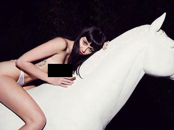 مايلي سايرس تثير الجدل بصورة  منزوعةعلى حصان أبيض  صورة رقم 1