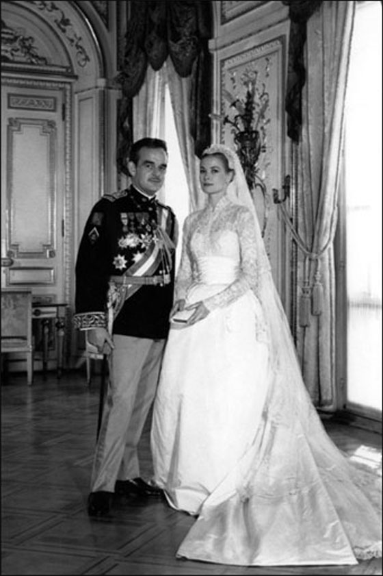 مفاجأة: فستان زفاف كايت ميدلتون يشبه فستان زفاف أميرة موناكو   صورة رقم 2