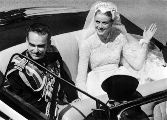 مفاجأة: فستان زفاف كايت ميدلتون يشبه فستان زفاف أميرة موناكو   صورة رقم 4