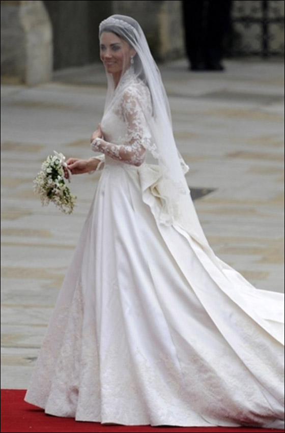 مفاجأة: فستان زفاف كايت ميدلتون يشبه فستان زفاف أميرة موناكو   صورة رقم 13