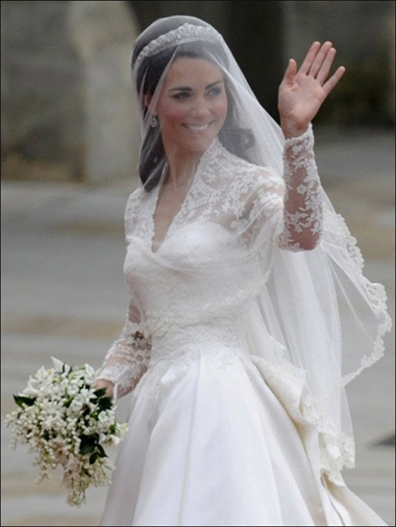 مفاجأة: فستان زفاف كايت ميدلتون يشبه فستان زفاف أميرة موناكو   صورة رقم 9