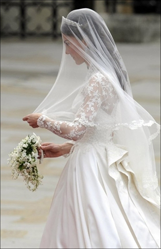 مفاجأة: فستان زفاف كايت ميدلتون يشبه فستان زفاف أميرة موناكو   صورة رقم 10