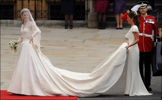 مفاجأة: فستان زفاف كايت ميدلتون يشبه فستان زفاف أميرة موناكو   صورة رقم 11
