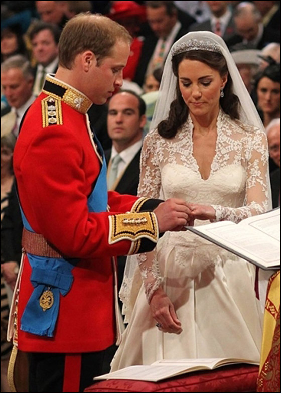 مفاجأة: فستان زفاف كايت ميدلتون يشبه فستان زفاف أميرة موناكو   صورة رقم 12