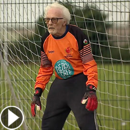 عجوز عمره 88 عاما لا يزال يلعب كحارس مرمى لفريق كرة قدم! فيديو