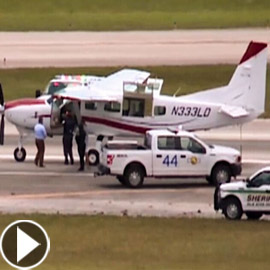 بالفيديو: مسافر بدون خبرة في الطيران يقود طائرة ويهبط بسلام بعد مرض  ..
