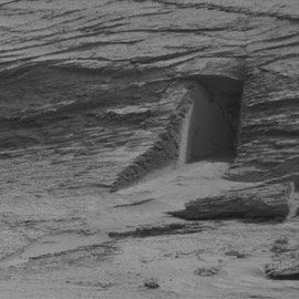 هيكل غامض على كوكب المريخ يبدو كأنه بوابة إلى عالم آخر! صور