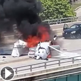 فيديو صادم: طائرة تسقط فوق جسر وتصطدم بسيارة بداخلها امرأة وطفلان!