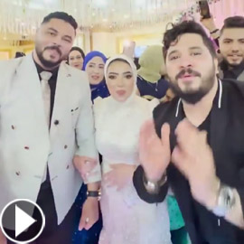 فيديو: مصطفى حجاج يفاجئ أحد متابعيه وعروسه بحضور حفل خطبتهما والغناء  ..