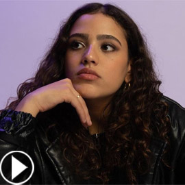 فيديو جنا ابنة عمرو دياب تنشر أغنية بصوتها وتطلب رأي الجمهور