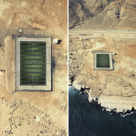 حقيقة أم فوتوشوب؟.. ملعب كرة قدم مخبأ وسط الطبيعة يثير الحيرة في عُمان