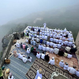 صورة ساحرة لصلاة عيد الأضحى في سلطنة عمان تخطف الأنظار