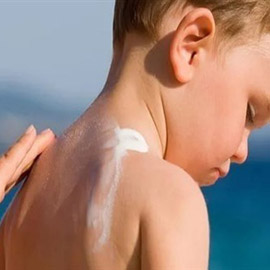 هكذا تحمي طفلك من الحروق الشمسية