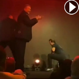 فيديو: كيف تصرف محمد عبده بعد وقوع المصور على المسرح؟