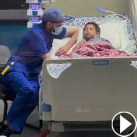 فيديو يأسر القلوب: ممرض مصري يساعد طفلة مصابة بالسرطان على النوم
