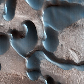مركبة ناسا ترصد كثبانا رملية بأشكال جميلة على سطح المريخ حتتها الرياح