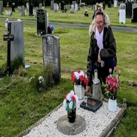 اكتشفت امرأة بريطانية، بأنها تزور قبراً غير قبر والدها لمدة تزيد  ..