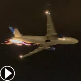 فيديو يحبس الأنفاس: احتراق طائرة اشتعلت بها شرارة لحظات بعد إقلاعها
