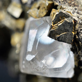 العثور على نوع نادر من الماس يكشف أسرار بيئة غنية بالمياه كامنة في  ..
