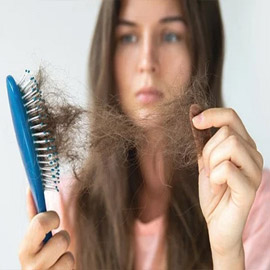 معتقدات وسخافات شائعة حول تساقط الشعر.. ما هي الحقيقة؟