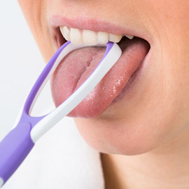 تريند كشط اللسان.. هل حقا يفيد صحة الفم والأسنان؟