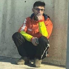 مفاجآت لعامل عراقي سُرقت دراجته أثناء صلاته وانتشرت صورته وهو يبكي!