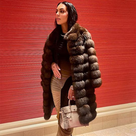 صور جورجينا رودريغز بإطلالة فاخرة: معطف فرو وحقيبة بـ430 الف دولار!