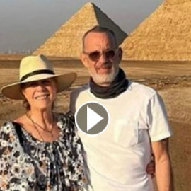 النجم العالمي توم هانكس وزوجته يزوران أهرامات مصر من جديد.. فيديو وصور