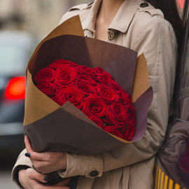 في يوم الحب.. تعرفوا على طرق تقديم الورود المميزة