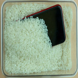 أبل تحذر من حيلة شائعة.. إياك ووضع هاتف مبلل في الأرز!
