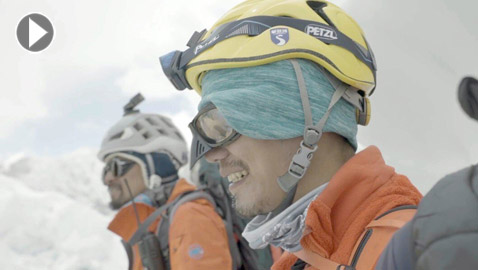 فيديو وصور مؤثرة: أو ل ضرير آسيوي يتسل ق جبل إيفرست ويقول: الاعاقة لا تمنع النجاح! 