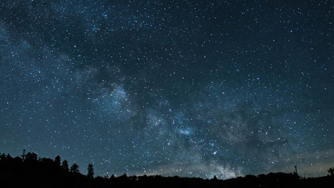 لماذا تبدو سماء الليل مظلمة رغم امتلائها بالنجوم؟ العلم يقدم 3 تفسيرات