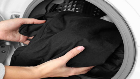 لحمايتها من بهتان اللون.. إليكم نصائح مهمة لغسل الملابس السوداء