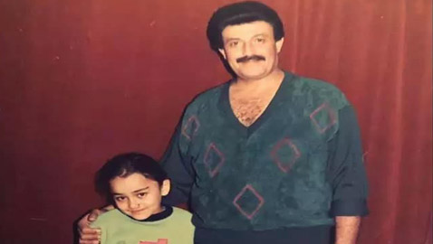 صورة نادرة: سمير غانم مع طفلة معجبة أصبحت الآن من أشهر الفنانات! هل تعرفها؟