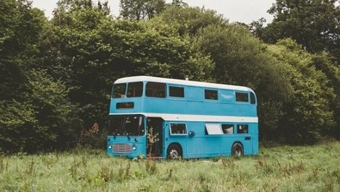 حافلة قديمة تتحول إلى منزل فريد من نوعه