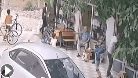 فيديو صادم للحظة سقوط طفل من الشرفة ونجاته بطريقة غريبة!