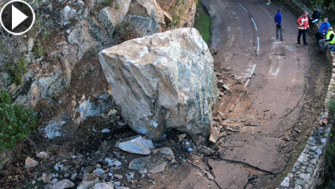 صخور عملاقة تهوي على شاحنات بتركيا.. تسببت بقطع طريق بين دولتين