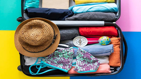 8 حيل عملية لتوضيب حقيبة السفر الخاصة بالعطلة الصيفية